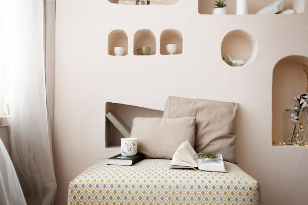  Современный дизайн однокомнатной квартиры с удачным размещением кровати и дивана