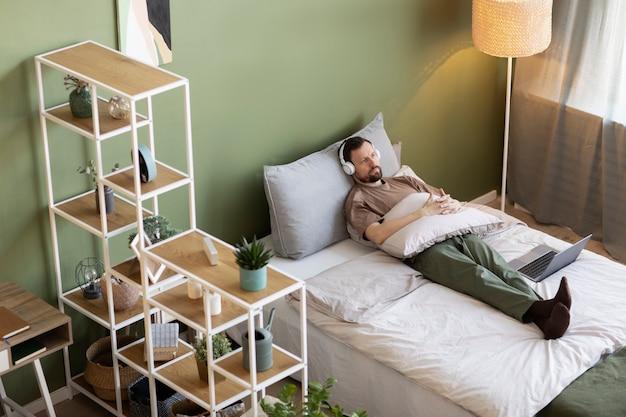  Рациональное использование пространства с кроватью и диваном в однокомнатной квартире
